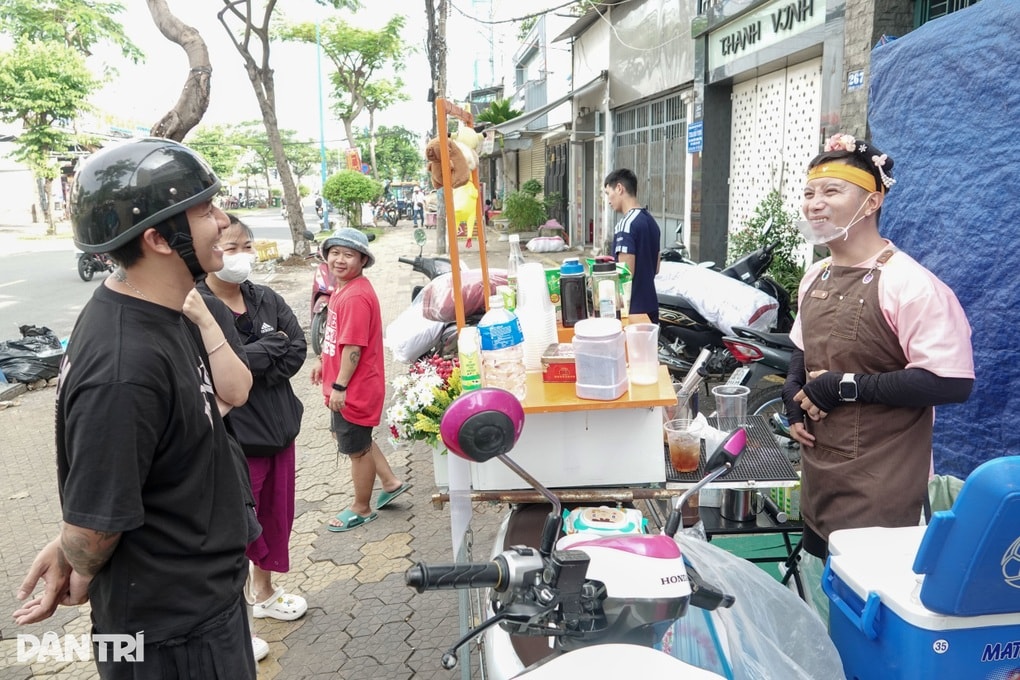 Chủ cà phê vỉa hè khiến dân công sở mỗi sáng sớm mở livestream nghe 2 tiếng - 5 Chủ cà phê vỉa hè khiến dân công sở mỗi sáng sớm mở livestream nghe 2 tiếng - 5