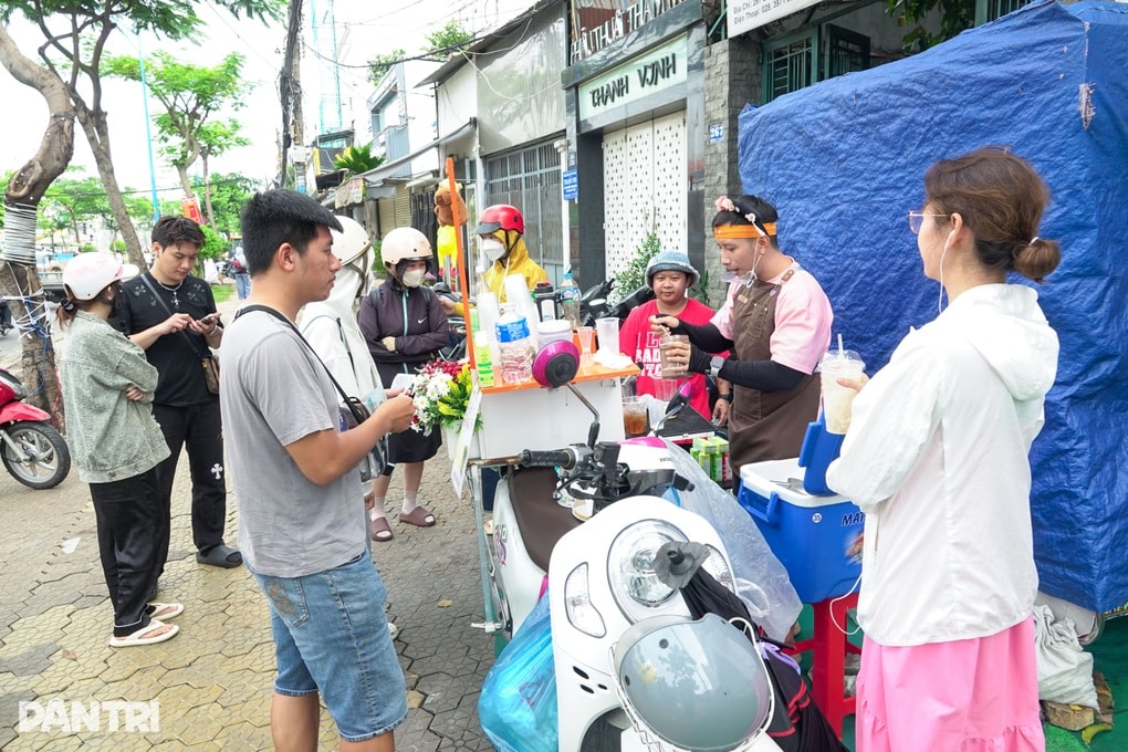 Chủ cà phê vỉa hè khiến dân công sở mỗi sáng sớm mở livestream nghe 2 tiếng - 1 Chủ cà phê vỉa hè khiến dân công sở mỗi sáng sớm mở livestream nghe 2 tiếng - 1