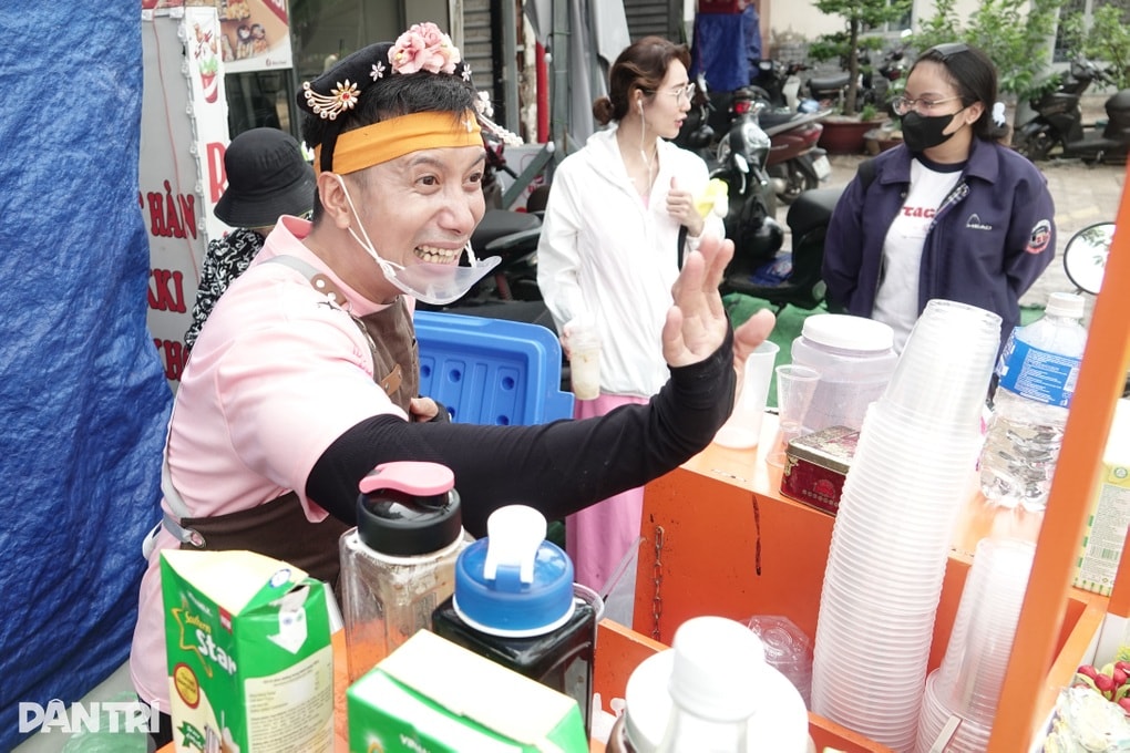 Chủ cà phê vỉa hè khiến dân công sở mỗi sáng sớm mở livestream nghe 2 tiếng - 3 Chủ cà phê vỉa hè khiến dân công sở mỗi sáng sớm mở livestream nghe 2 tiếng - 3