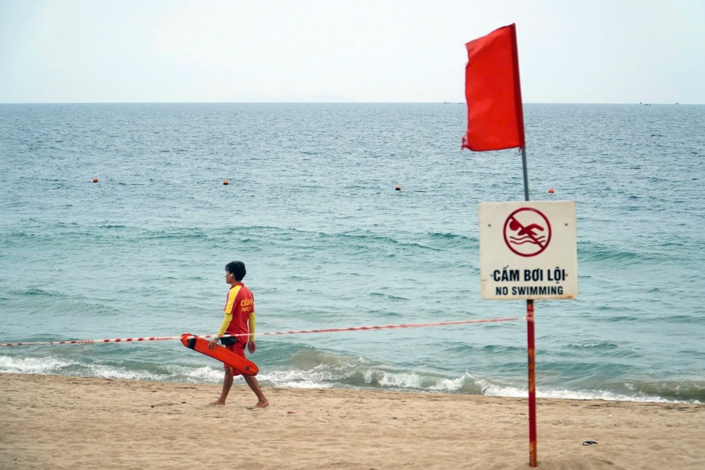 Nhiều du khách gặp nạn khi tắm biển Nha Trang - 1 Nhiều du khách gặp nạn khi tắm biển Nha Trang - 1