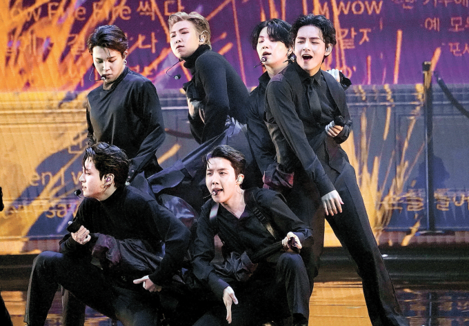 Các thành viên nhóm nhạc BTS biểu diễn tại Lễ trao giải Grammy lần thứ 64 vào tháng 4/2022 tại Las Vegas. Ảnh: AP/YONHAP