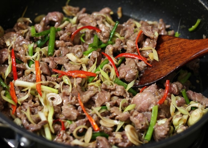 Thịt bò nên xào nhanh trên lửa to. Ảnh: Bùi Thủy