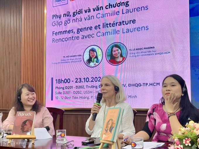 Nhà văn Camille Laurens (giữa) cùng tiến sĩ Hồ Khánh Vân (trái) và Lê Ngọc Phương bàn luận ở tọa đàm.