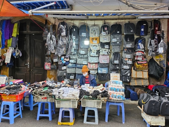 Tiểu thương buôn bán tại một khu chợ ở Hà Nội, tháng 12/2024. Ảnh: Phương Dung