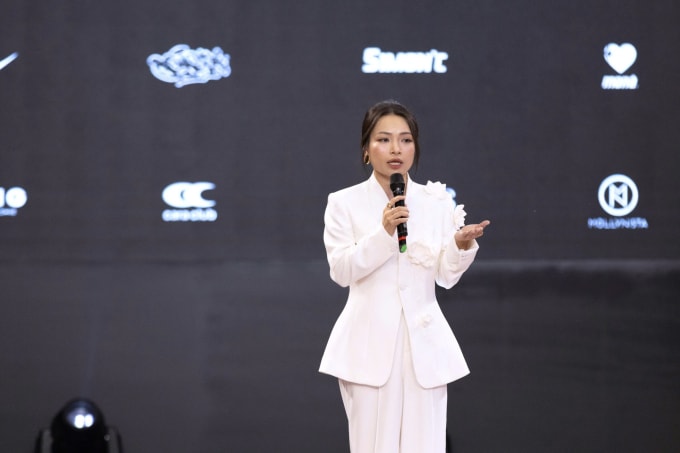 Bà Oanh Nguyễn, Giám đốc Ngành hàng Thời trang của TikTok Shop chia sẻ về xu hướng của ngành. Ảnh: NVCC