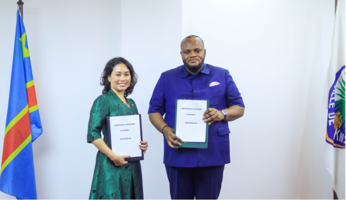 Ông Daniel Bumba Lubaki, Tỉnh trưởng thành phố Kinshasa (phải) và bà Lê Thị Thu Thủy, Phó chủ tịch Tập đoàn Vingroup tại lễ ký kết biên bản ghi nhớ hợp tác. Ảnh: Vingroup