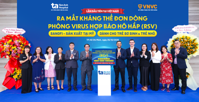 Hệ thống Tiêm chủng VNVC và Hệ thống Bệnh viện Đa khoa Tâm Anh ra mắt và triển khai tiêm kháng thể đơn dòng phòng virus hợp bào hô hấp RSV cho trẻ em. Ảnh: Văn Nhân