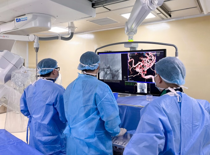 Bác sĩ Hoàn (giữa) cùng êkíp đặt stent can thiệp mạch máu não cho chị Như. Ảnh: Bệnh viện Đa khoa Tâm Anh
