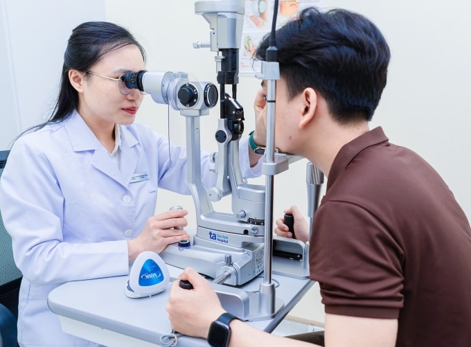 Bác sĩ Thúy khám mắt cho một nam thanh niên. Ảnh: Bệnh viện Đa khoa Tâm Anh