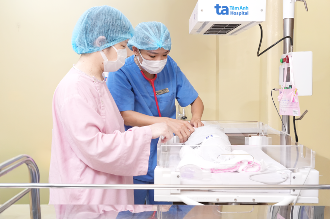 Em bé ba ngày tuổi, được sinh bằng phương pháp IVF tiêm kháng thể đơn dòng RSV tại Bệnh viện Đa khoa Tâm Anh Hà Nội, là con đầu lòng của chị Nguyễn Thị Hà, 45 tuổi (áo hồng). Ảnh: Giang Phạm