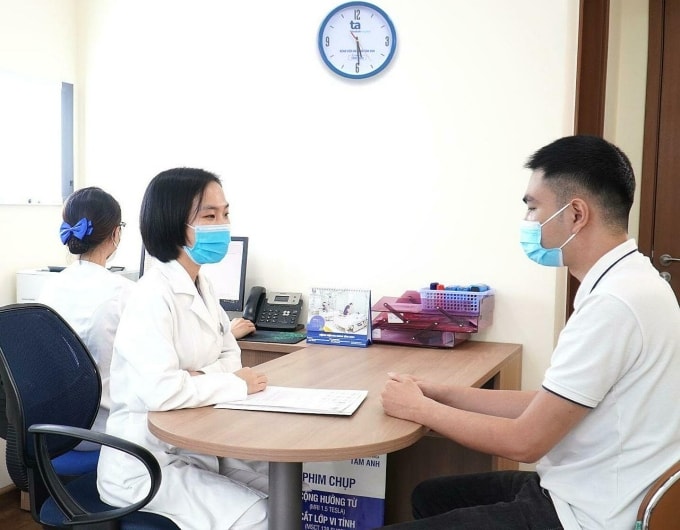 Bác sĩ tư vấn cho bệnh nhân giãn phế quản. Ảnh minh họa: Bệnh viện Đa khoa Tâm Anh