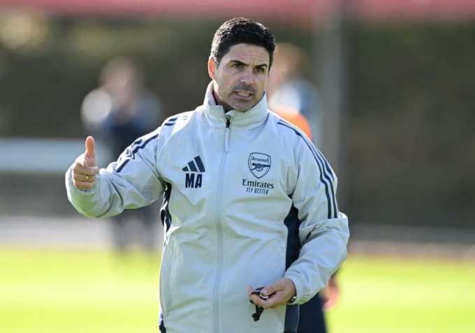 HLV Mikel Arteta chỉ đạo trong buổi tập của Arsenal ngày 24/10. Ảnh: Arsenal FC