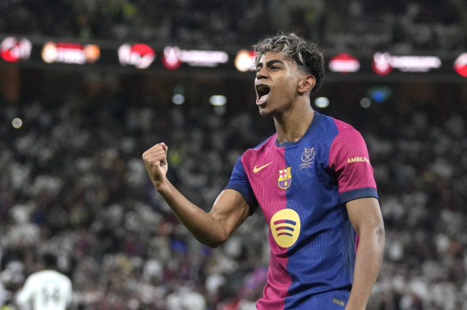 Lamine Yamal mừng bàn trong trận Barca thắng Real 5-2 ở chung kết Siêu Cup Tây Ban Nha trên sân King Abdullah, Jeddah, Arab Saudi ngày 12/1/2025. Ảnh: AP