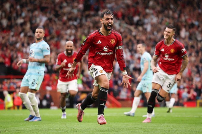 Bruno Fernandes mừng bàn thắng ấn định tỷ số 3-2 cho Man Utd trước Burnley trên sân Old Trafford, thành phố Manchester, Vương quốc Anh, vòng ba Ngoại hạng Anh ngày 30/8/2025. Ảnh: Offside
