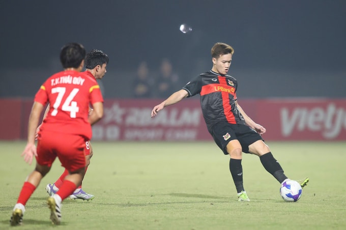 Tiền vệ Ninh Bình Nguyễn Hoàng Đức (phải) thi đấu trong trận thắng PVF-CAND 3-1 ở vòng 8 V-League 2025-2026, trên sân Trung tâm đào tạo bóng đá trẻ PVF, Hưng Yên ngày 25/10/2025. Ảnh: VPF