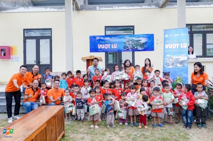 Đoàn tặng quà và tài trợ trường Mầm non Bát Mọt bị tốc mái hoàn toàn. Ảnh:. Ảnh: FPT