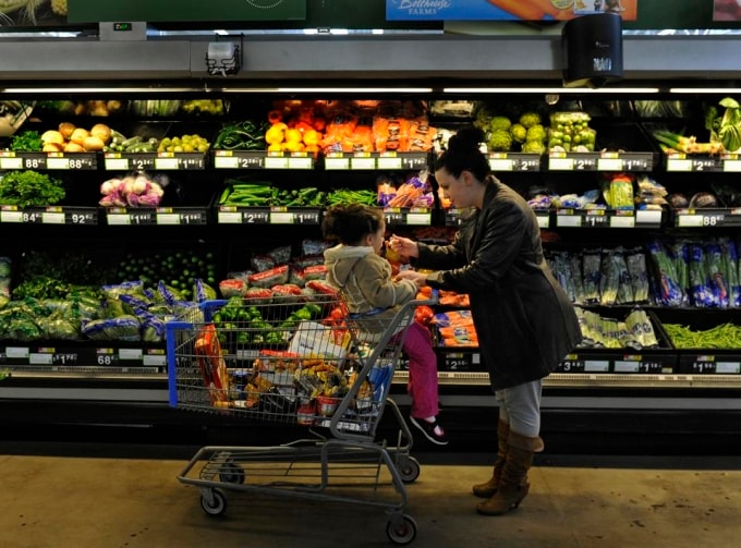 Người tiêu dùng mua sắm tại siêu thị ở Rhode Island, Mỹ. Ảnh: Washington Post