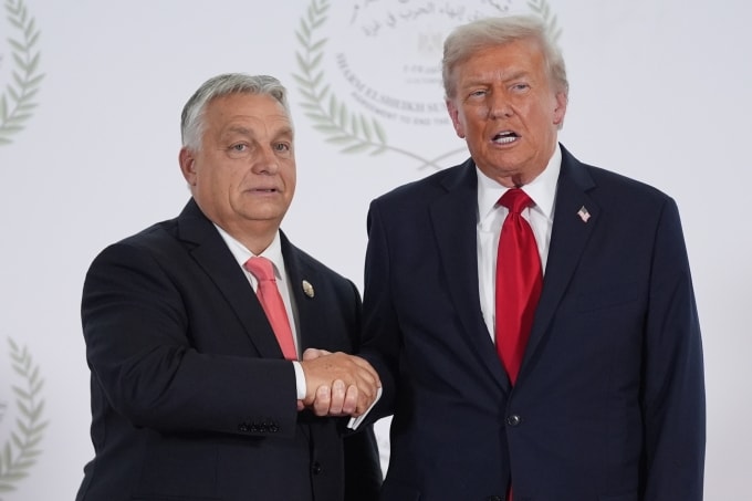 Thủ tướng Hungary và Tổng thống Mỹ bắt tay trong hội nghị hòa bình Gaza tại Ai Cập ngày 13/10. Ảnh: AP