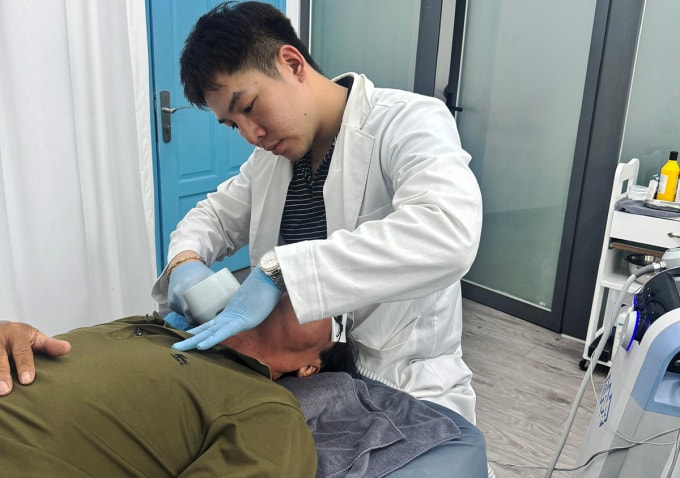 Nhân viên giả bác sĩ chữa bệnh bị bắt quả tang. Ảnh: Công an TP HCM
