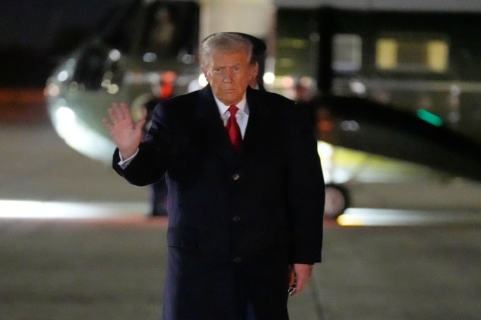 Tổng thống Donald Trump vẫy tay trước khi lên Không lực Một để khởi hành đến châu Á ngày 24/10. Ảnh: AP