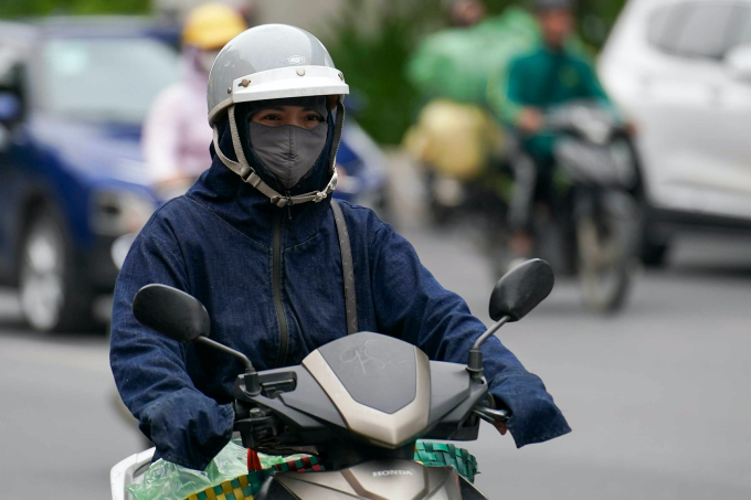 Người dân tham gia giao thông ở Hà Nội trong đợt không khí lạnh tháng 10/2025. Ảnh: Hoàng Giang