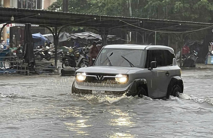 Ôtô lội nước qua khu vực bị ngập, có nguy cơ chết máy. Ảnh: Cao Toàn