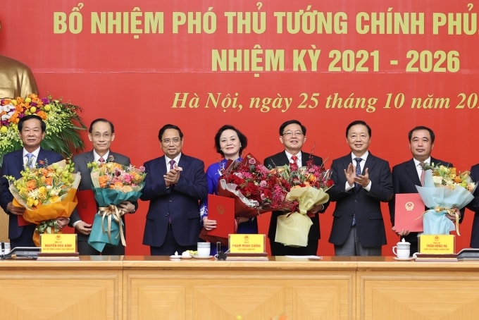 Thủ tướng Phạm Minh Chính trao các quyết định bổ nhiệm 2 Phó thủ tướng và 3 Bộ trưởng, sáng 25/10. Ảnh: Nhật Bắc
