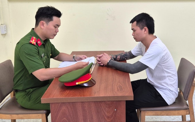 Cảnh sát lấy lời khai Lê Anh Điệp. Ảnh: Công an TP HCM