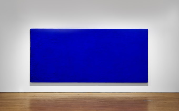 Tác phẩm California của họa sĩ người Pháp Yves Klein trưng bày trong nhà đấu giá Christies ở Paris ngày 3/10. Ảnh: AFP