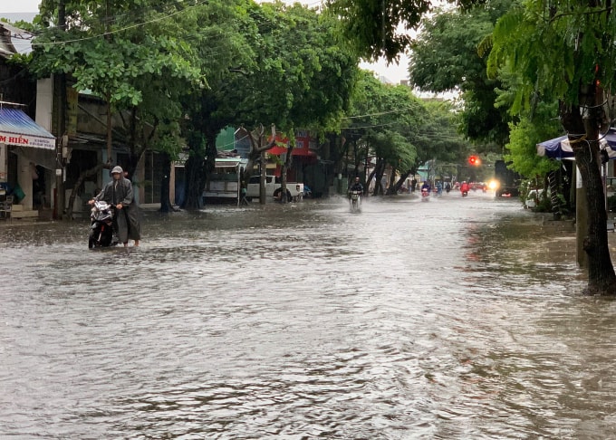 Đường Nguyễn Trãi, phường Tuy Hoà ngập kéo dài. Ảnh: Cao Toàn