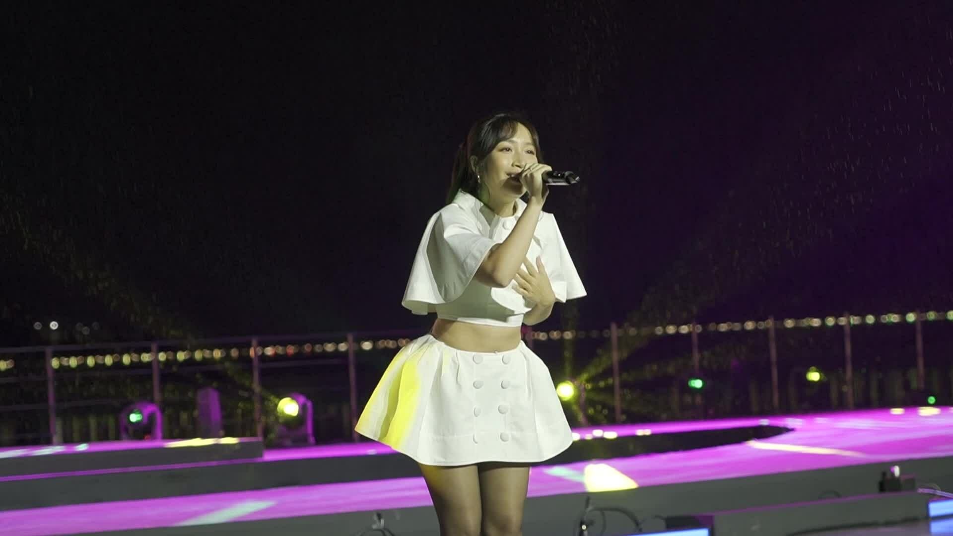 Mỹ Anh hướng dẫn khán giả hát bài 'Yên' trong APEC Woman On Music