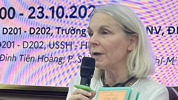 Nhà văn Camille Laurens kể quá khứ bị lạm dụng