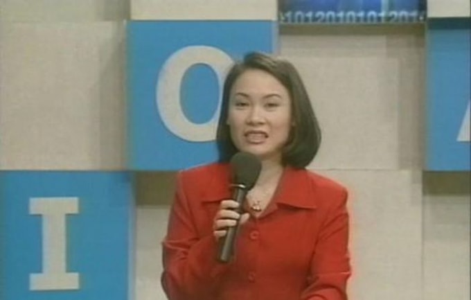 Nhà báo Tạ Bích Loan dẫn Olympia năm đầu tiên 1999 đến trận chung kết tổ chức vào ngày 26/3/2000.