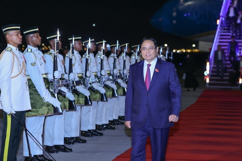 Thủ tướng Phạm Minh Chính cùng Đoàn đại biểu Việt Nam tới Thủ đô Kuala Lumpur, Malaysia, bắt đầu chuyến công tác tham dự Hội nghị Cấp cao ASEAN lần thứ 47 và các hội nghị cấp cao liên quan. (Ảnh: VGP/Nhật Bắc)