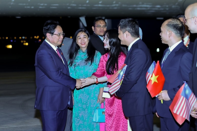 Cán bộ, nhân viên Đại sứ quán và đại diện người Việt Nam tại Malaysia nhiệt liệt chào đón Thủ tướng cùng Đoàn đại biểu Việt Nam. (Ảnh: VGP/Nhật Bắc)