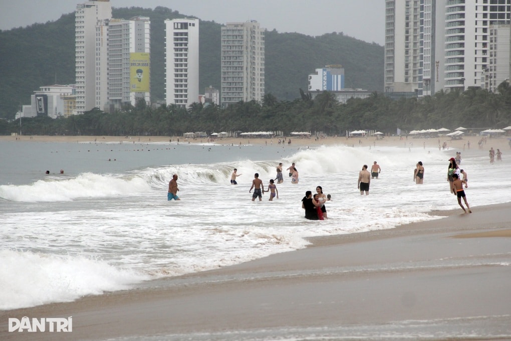 Du khách bất chấp cảnh báo vẫn xuống tắm biển Nha Trang - 1 Du khách bất chấp cảnh báo vẫn xuống tắm biển Nha Trang - 1