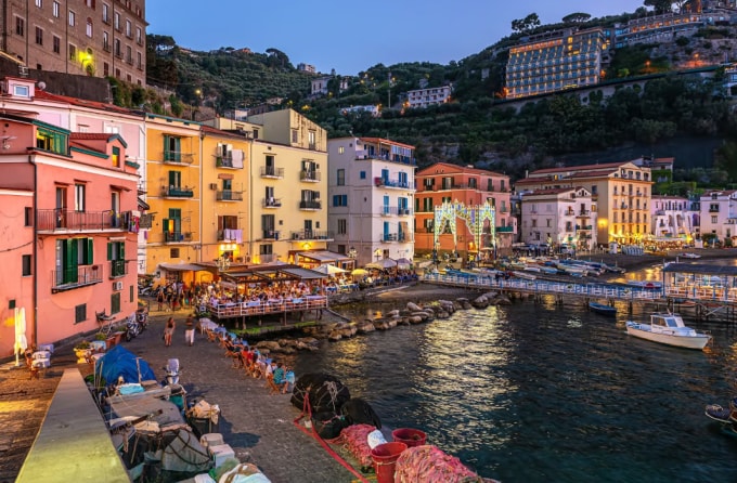 Naples là thành phố cảng, nằm ở miền nam Italy. Ảnh: Hotels
