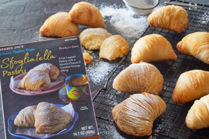 Bánh sfogliatella - món nhất định phải thử khi đến Naples. Ảnh: Trend hunter