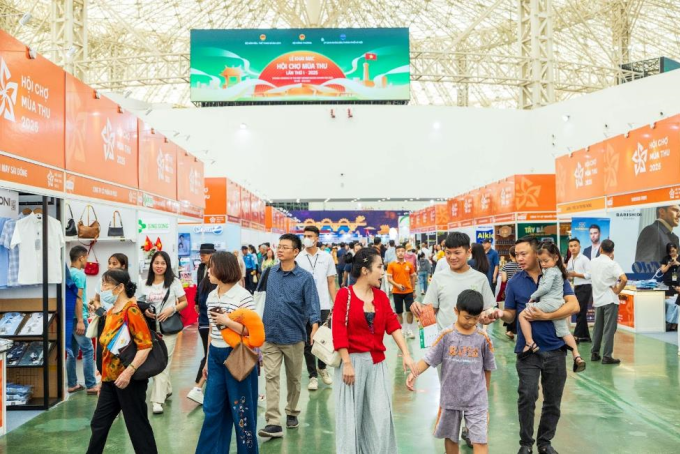 Khu mua sắm với không khí nhộn nhịp. Ảnh: Vingroup