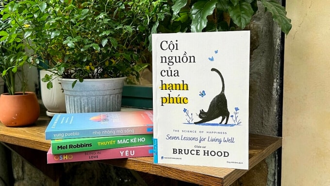 Cội nguồn của hạnh phúc bản Việt do dịch giả Duy Khiêm chuyển ngữ, nhà xuất bản Dân Trí kết hợp First News phát hành vào tháng 10. Ảnh: First News