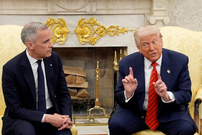 Thủ tướng Canada Mark Carney (trái) trao đổi với Tổng thống Mỹ Donald Trump tại Nhà Trắng ngày 6/5. Ảnh: AP