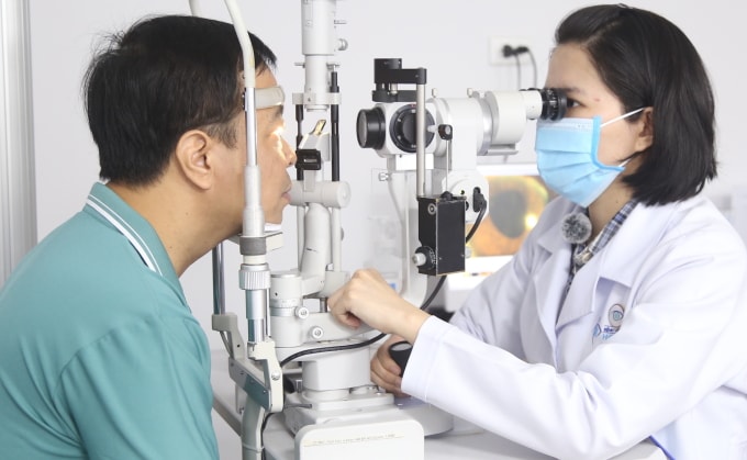 Bác sĩ thăm khám mắt bệnh nhân. Ảnh: Bệnh viện cung cấp