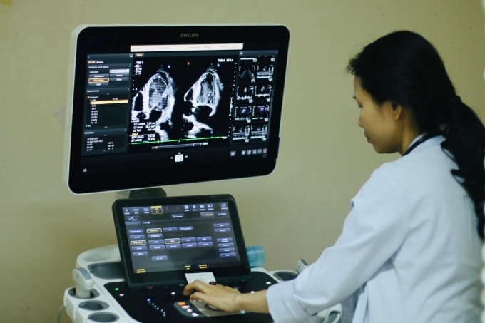 Siêu âm tim cho người bệnh. Ảnh: Bệnh viện cung cấp