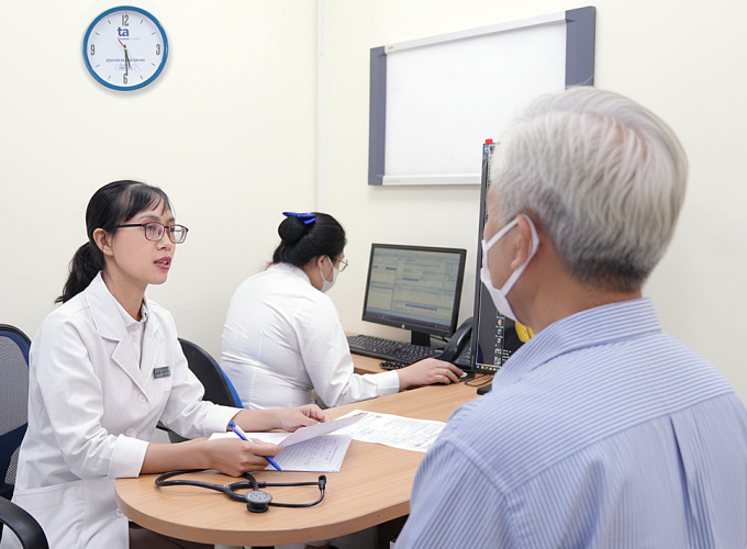 Bác sĩ Thảo khám và tư vấn cho người bệnh. Ảnh: Bệnh viện Đa khoa Tâm Anh