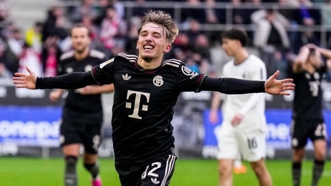 Lennart Karl mừng bàn ấn định chiến thắng trận Moenchengladbach 0-3 Bayern ở vòng tám Bundesliga tối 25/10. Ảnh: AFP
