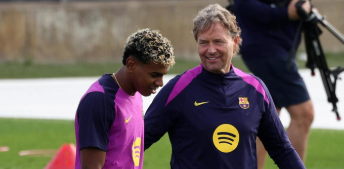 Marcus Sorg (phải) trò chuyện với Lamine Yamal trong buổi tập của Barca ngày 25/10. Ảnh: Mundo Deportivo