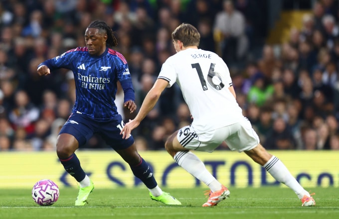 Eberechi Eze đi bóng trong trận Arsenal thắng Fulham 1-0 ở vòng 8 Ngoại hạng Anh trên sân Craven Cottage, London ngày 18/10/2025. Ảnh: Reuters