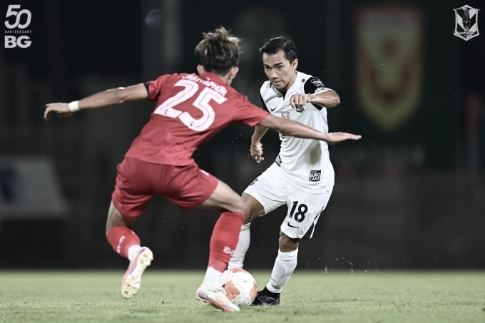 Chanathip (áo trắng) đối đầu với Chaiyaphon Otton. Ảnh: BG Pathum United