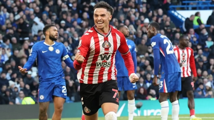 Talbi mừng bàn ấn định chiến thắng 2-1 cho Sunderland,  trên sân Stamford Bridge, London, Anh hôm 25/10. Ảnh: Reuters
