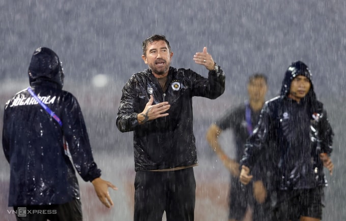 HLV Kewell liên tục phàn nàn và yêu cầu trọng tài dừng trận CLB Becamex TP HCM - Hà Nội ở vòng 8 V-League 2025-2026 khi trời mưa lớn. Ảnh: Đức Đồng